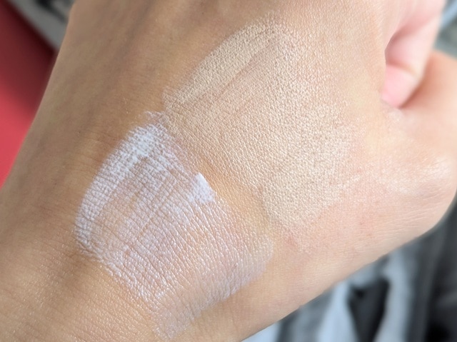 LA ROCHE POSAYの2種を手の甲に伸ばしたテクスチャ