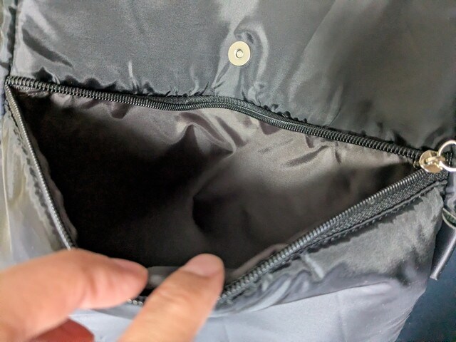 リュックのメイン室内側のようす。広々としたスペースと内側ファスナーポケットが確認できる