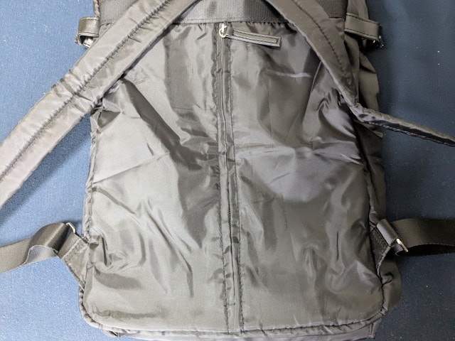 Y'SACCSデイリーリュックの背面全体。背面ファスナーポケットとショルダーストラップが確認できる