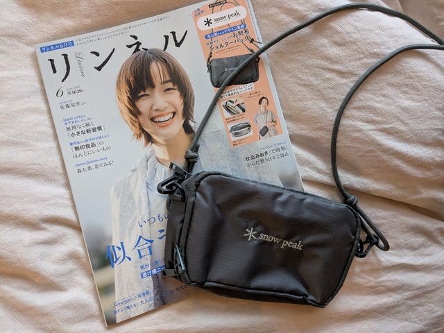 リンネル2026年6月号の表紙と付録のSnow Peakお財布ショルダーバッグ（ブラック）を並べたようす