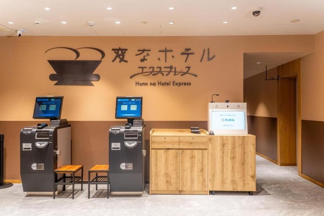 変なホテルエクスプレス大阪なんば日本橋のフロント。自動チェックイン端末が並んでいる