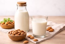 牛乳と何が違うの？今こそ飲みたい「アーモンドミルク」紫外線・ダイエット・季節バテにも…専門家が解説♡