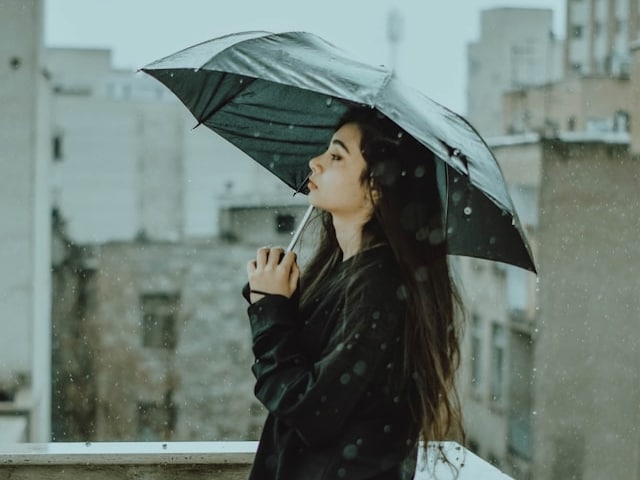 傘さす女性