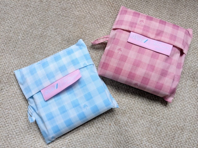 ライトブルーとピンクのエコバッグ2色並べ折りたたみ