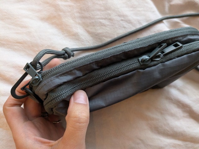 上部はダブルファスナー