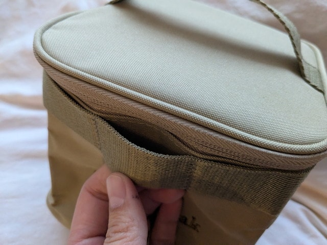 バニティポーチ側面の外ポケットのアップ