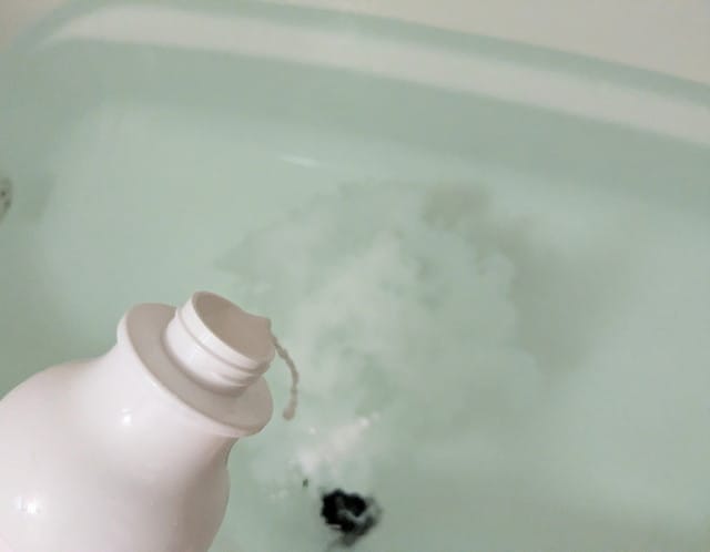 MASHUU ヒバユノモトをお湯に注いでいる様子