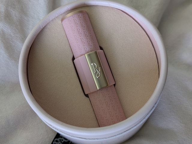 Peony Special Bookのメルティングクリームリップバームの外箱を開けた中身。ピンクのリップバームが入っている
