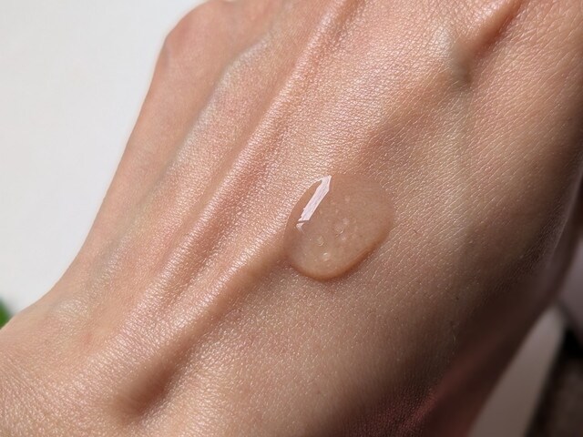 BIOHEAL BOHのNADプリズセルグロウパワーセラムを手の甲にのせたようす