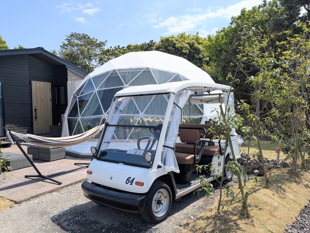 ドームテントの前に停まる電動カート。全室に1台付属している