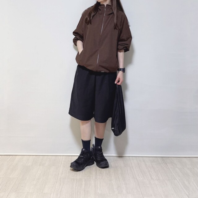 黒のジャージータックハーフパンツ、スポーティーなアウター、スニーカーのコーデ