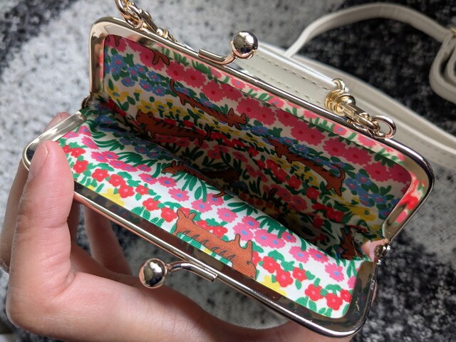 ツモリチサトのがま口ポシェットを開けた内側。カラフルな花柄プリントが広がる