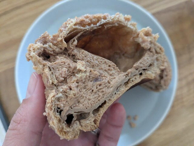 ザクほろシューを割った断面。チョコクリームがたっぷり詰まっている