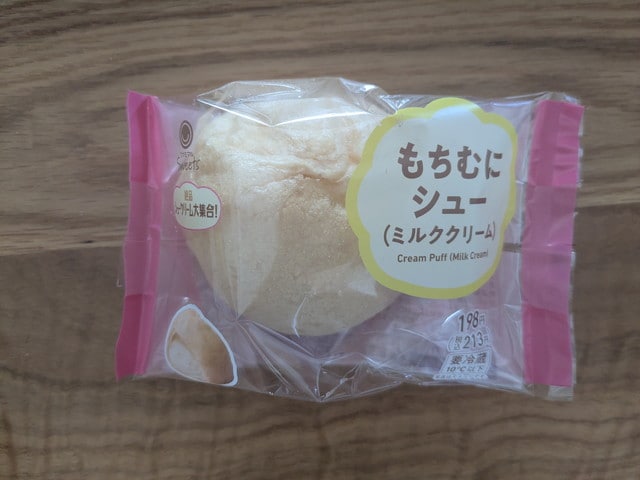 ファミリーマート「もちむにシュー（ミルククリーム）」のパッケージ。ピンクのパッケージにクリームたっぷりのシューが写っている