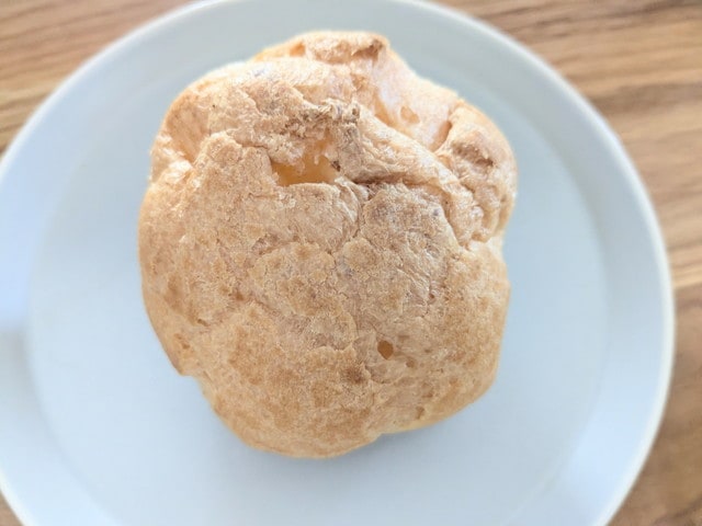 濃厚カスタードシューの現物。こんがりとした焼き色のシュー皮
