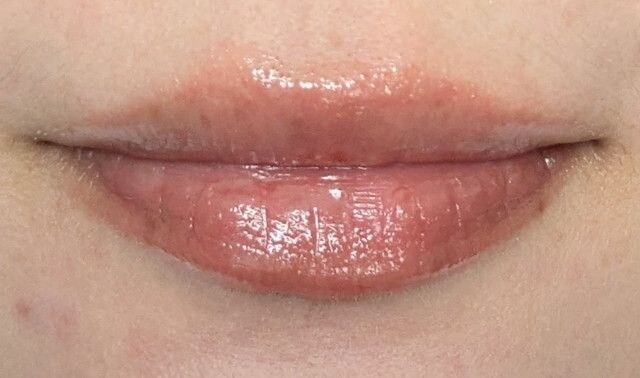 Glass Lock Air Gloss「Honey Glaze」を唇に塗った仕上がり