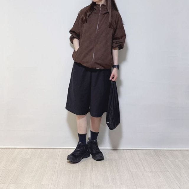 黒のジャージータックハーフパンツ、スポーティーなアウター、スニーカーのコーデ
