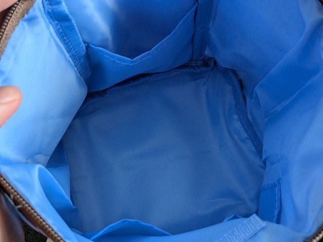バニティポーチの内側。ジップポケットが付いている