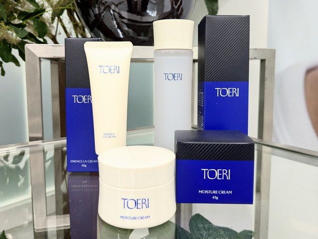 TOERIスキンケア3製品（エッセンスローション・エッセンスUVクリーム・モイスチャークリーム）とパッケージ