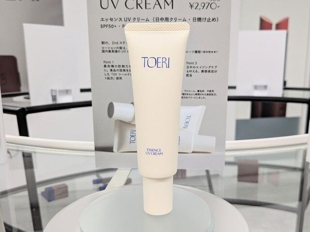 TOERIエッセンスUVクリーム50gチューブの全体とディスプレイ