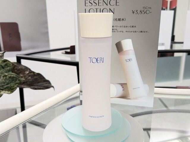 TOERIエッセンスローション150mLボトルの全体とディスプレイ