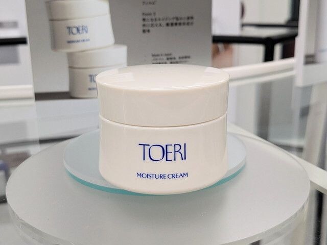 TOERIモイスチャークリーム45gジャー容器の全体とディスプレイ