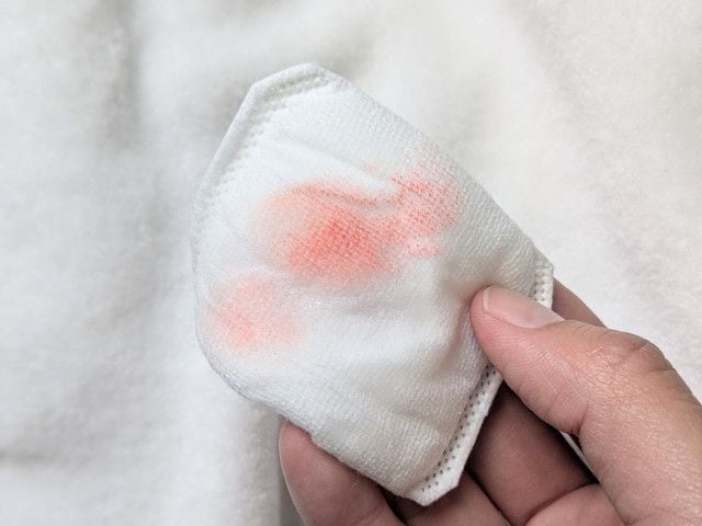MEM アクアバランスクレンジングウォーター使用後のコットン。ピンク系のメイク汚れがしっかりオフされている