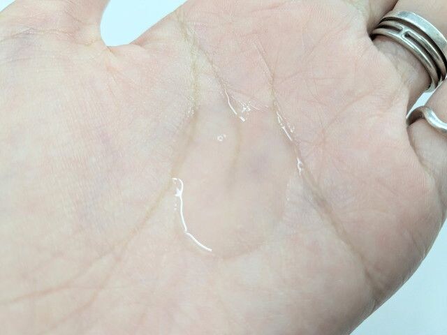 ダーマエイド トリプルアクティブファーストセラムのテクスチャー。手のひらにとると水のように透明でさらさらとしている