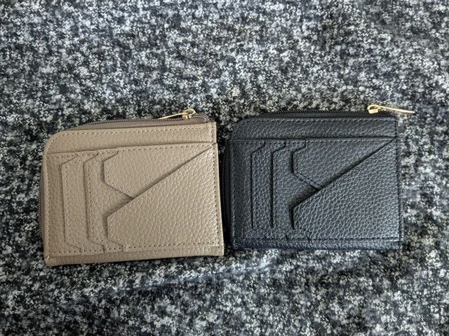 ATAOミニ財布トープ（左）とブラック（右）の2色を並べた裏面比較