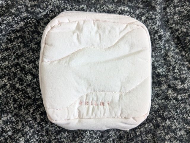 BRILMYコスメポーチ S-size PALE PINK ver.の正面。やわらかいピンクカラーにBRILMYロゴが刺繍されている