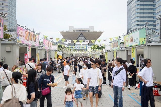 Tokyo Tokyo Delicious Museum 2026の会場の様子。多くの来場者でにぎわう通路の両側に飲食ブースが並ぶ