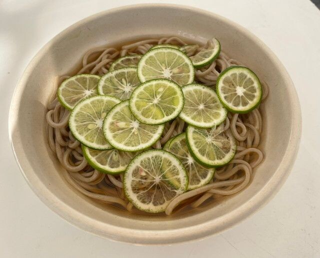 割烹 船生のすだちそば。白い器にそばが盛られ、輪切りにしたすだちがびっしりとのっている