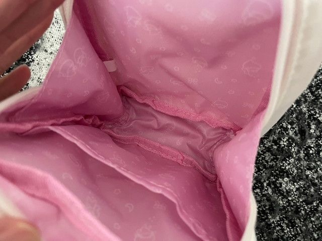 ポーチの内側別アングル。ピンクの裏地に内ポケットが2つあるのが確認できる