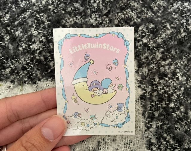 リトルツインスターズのシール。縦7.5×横5.5cmのスマホ裏にぴったりなサイズのキキとラライラストシール