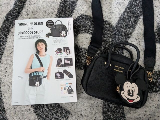 YOUNG & OLSEN The DRYGOODS STOREのムック本表紙とミッキーマウスのフェイスチャームポーチ付きショルダーバッグ
