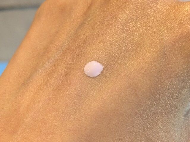 ジバンシイ プリズム・リーブル・ケア&カラー・セラム・プライマーを手の甲に出した様子。パープルのやわらかなテクスチャーが確認できる