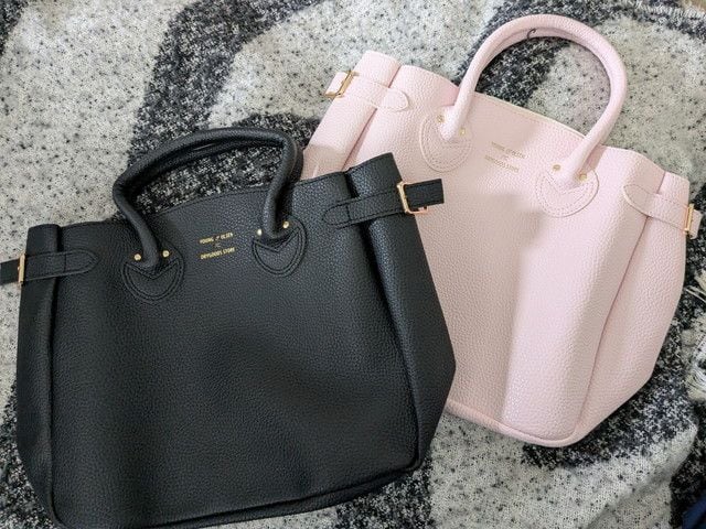 YOUNG & OLSEN The DRYGOODS STOREのベルテッドトートバッグ2色。ブラックとピンクを並べた様子