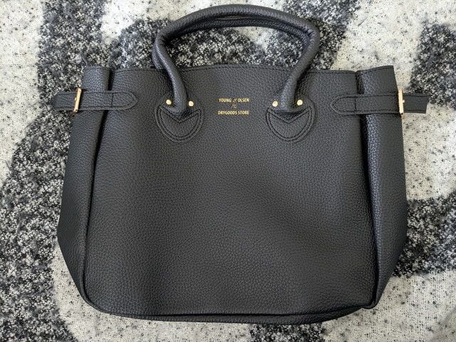 YOUNG & OLSEN The DRYGOODS STOREのブラックベルテッドトートバッグ正面。レザー調のブラックにゴールドのロゴと金具が映える