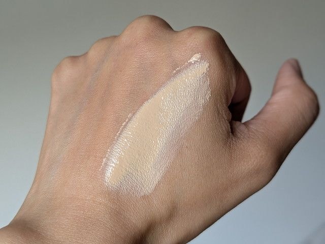 SUQQUザリクイドファンデーションe 110を手の甲にのばした様子。艶感のある均一な仕上がりになっている