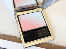 【レビュー】SUQQUの大人気チーク「ブラーリング カラー ブラッシュ」レポ！ファンデーションとセットで買えるお得情報も