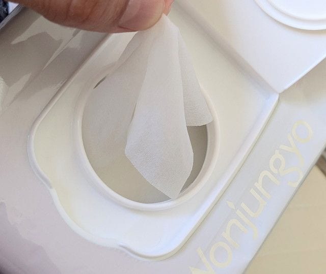 Wonjungyo モイストアップレディスキンパックのシートを取り出している様子。薄くやわらかなシートが確認できる