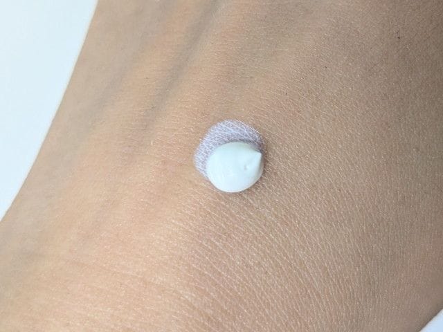 &be UVミルクのテクスチャー。みずみずしいミルク状