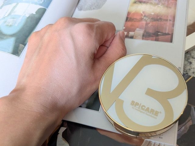 V3 インテリジェント ファンデーションを手の甲にのせた様子とパッケージ