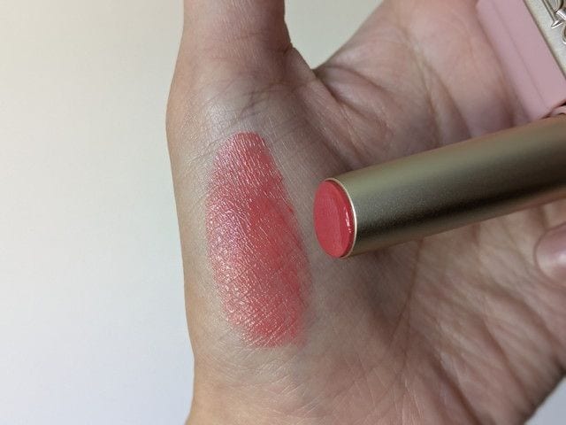 Peony Special Bookのメルティングクリームリップバーム02 Peach Syrupを手の甲にスウォッチしたようす