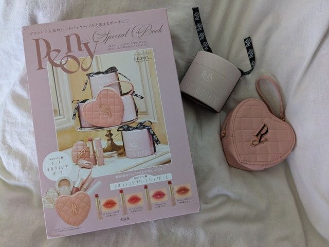 Peony Special Bookの表紙と付録のハートキルティングポーチ・メルティングクリームリップバーム