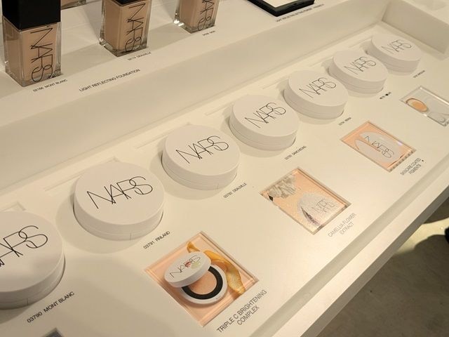 NARS ライトリフレクティング セラムクッション ファンデーションのパッケージ