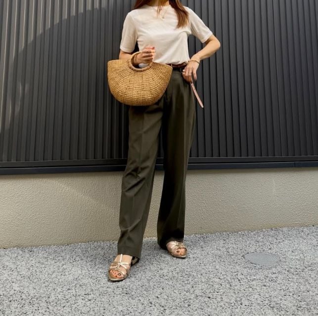 ソフトシアークルーネックTを着たコーデ