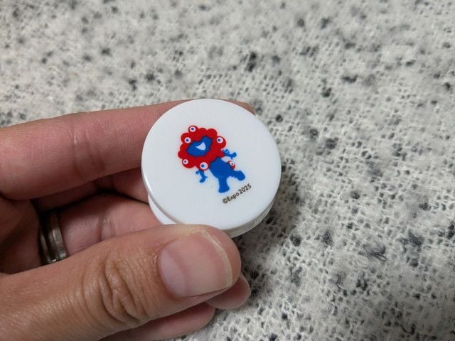 ミャクミャクの丸クリップ。直径3cm、白いボディにミャクミャクのイラスト入り