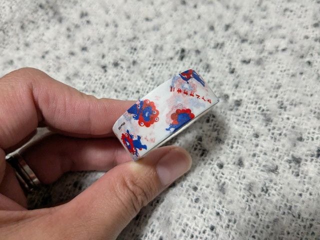 ミャクミャクのマスキングテープ。幅1.5cm×長さ5m、ミャクミャクが散りばめられたデザイン