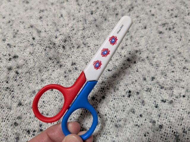 ミャクミャクのハサミ。長さ10.5×幅5cm、赤と青のハンドルにミャクミャクのイラスト入り